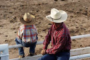 Destaque - Pai e filho - Compras para combinar o look country-min